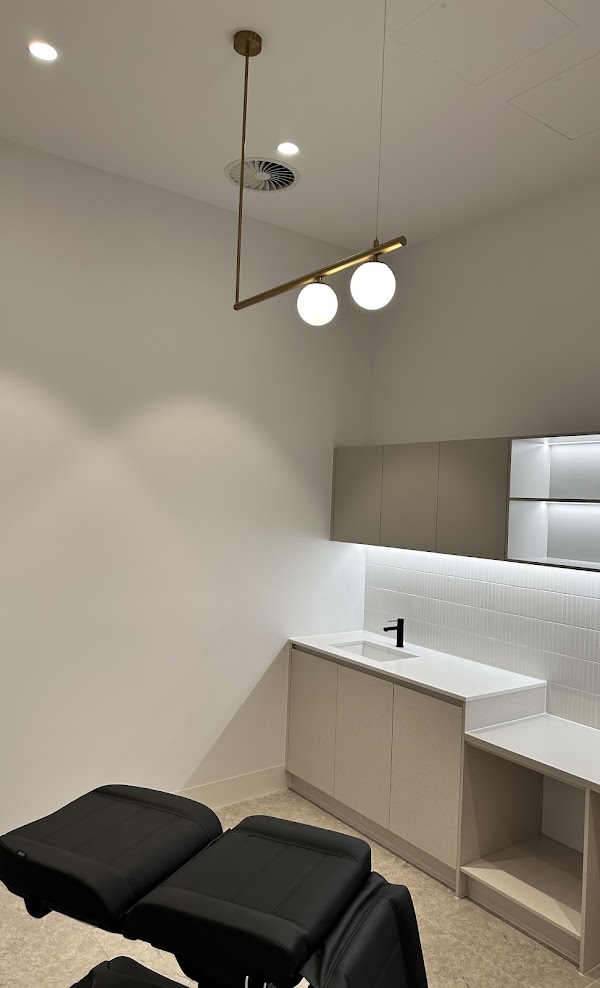 Commercial treatment room feature lighting